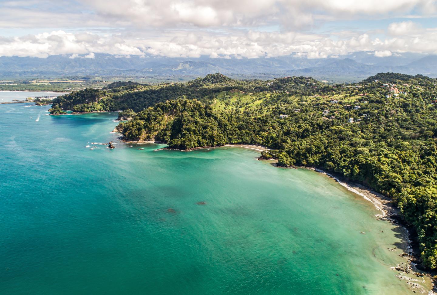 Vue aérienne de la plage tropicale de Biesanz et du littoral près du parc national Manuel Antonio, Costa Rica
