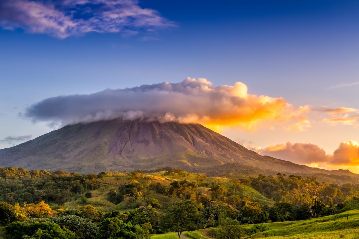 Le volcan Arenal sous les nuages