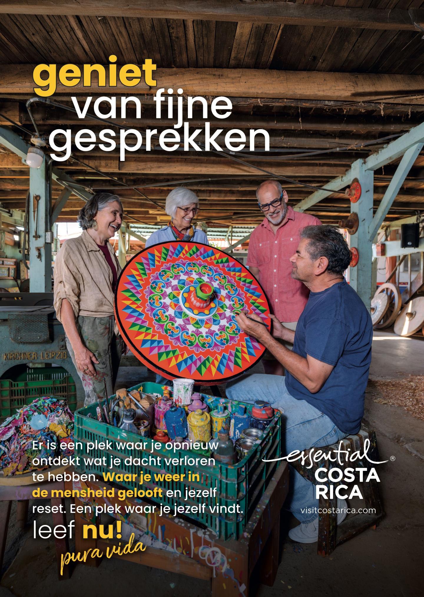Publicité montrant quatre personnes dans un atelier en train de discuter avec un artisan qui tient dans ses mains une œuvre d'art ronde aux couleurs vives. Titre : « Profitez de conversations agréables ». Logo : « esencial Costa Rica, visitcostarica.com.
