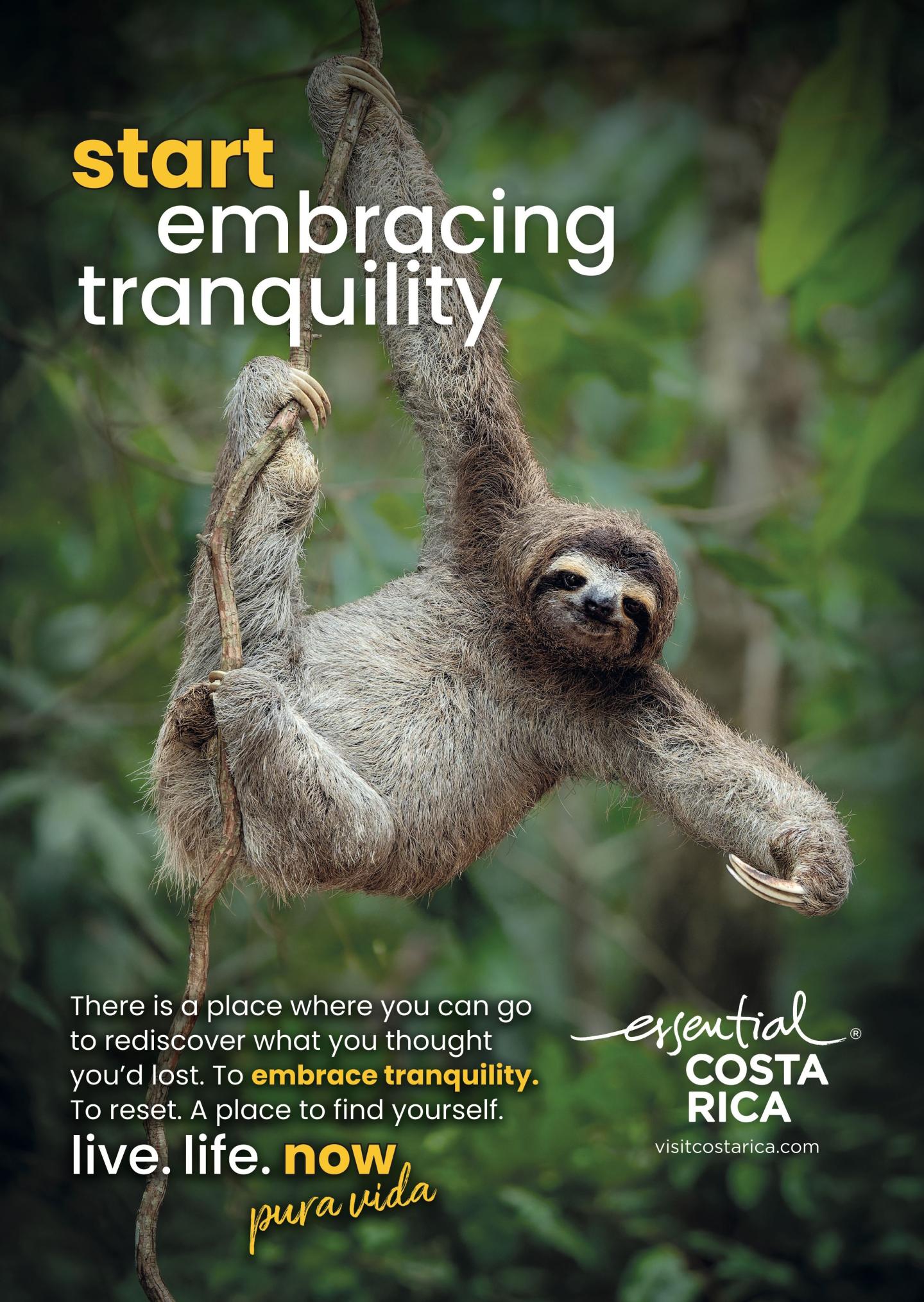 Publicité montrant un paresseux suspendu à une branche dans une forêt tropicale luxuriante. Titre : « Commencez à profiter de la tranquillité ». Le texte vous invite à redécouvrir ce que vous pensiez avoir perdu et à prendre un nouveau départ. Marque : « esencial Costa Rica, visitcostarica.com.