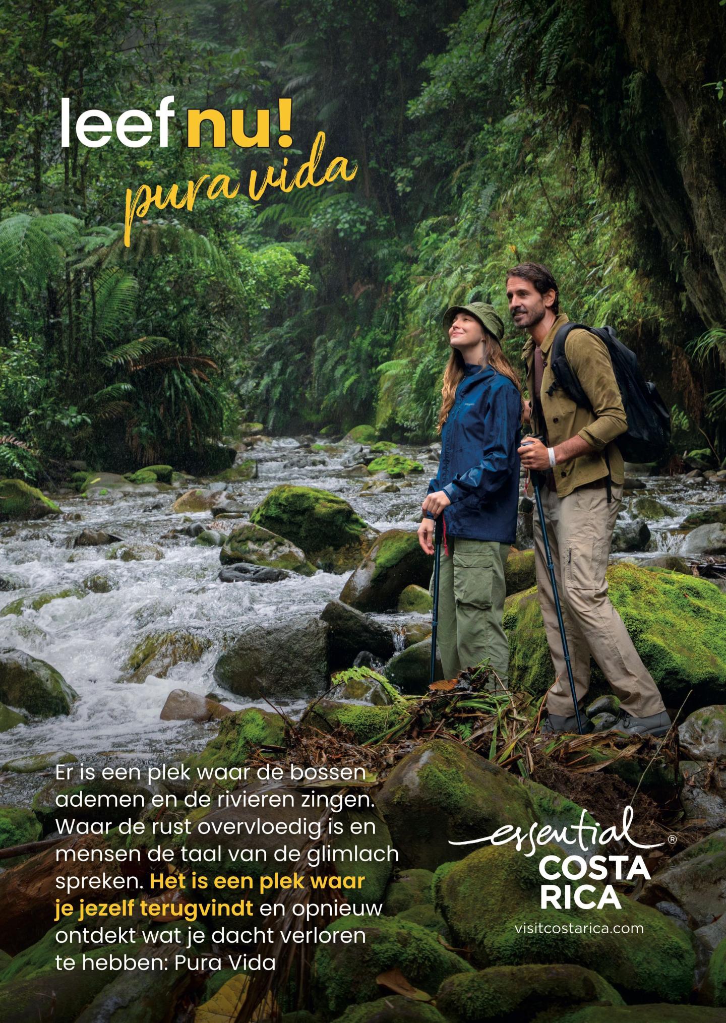 Publicité avec une photo de deux randonneurs dans une forêt tropicale luxuriante, près d'une rivière tumultueuse, debout sur des rochers recouverts de mousse. Titre : « Vis l'instant présent ! » et «pura vida». Le texte évoque des forêts qui respirent, des rivières qui chantent et la redécouverte de soi. Logo : « esencial Costa Rica, visitcostarica.com.