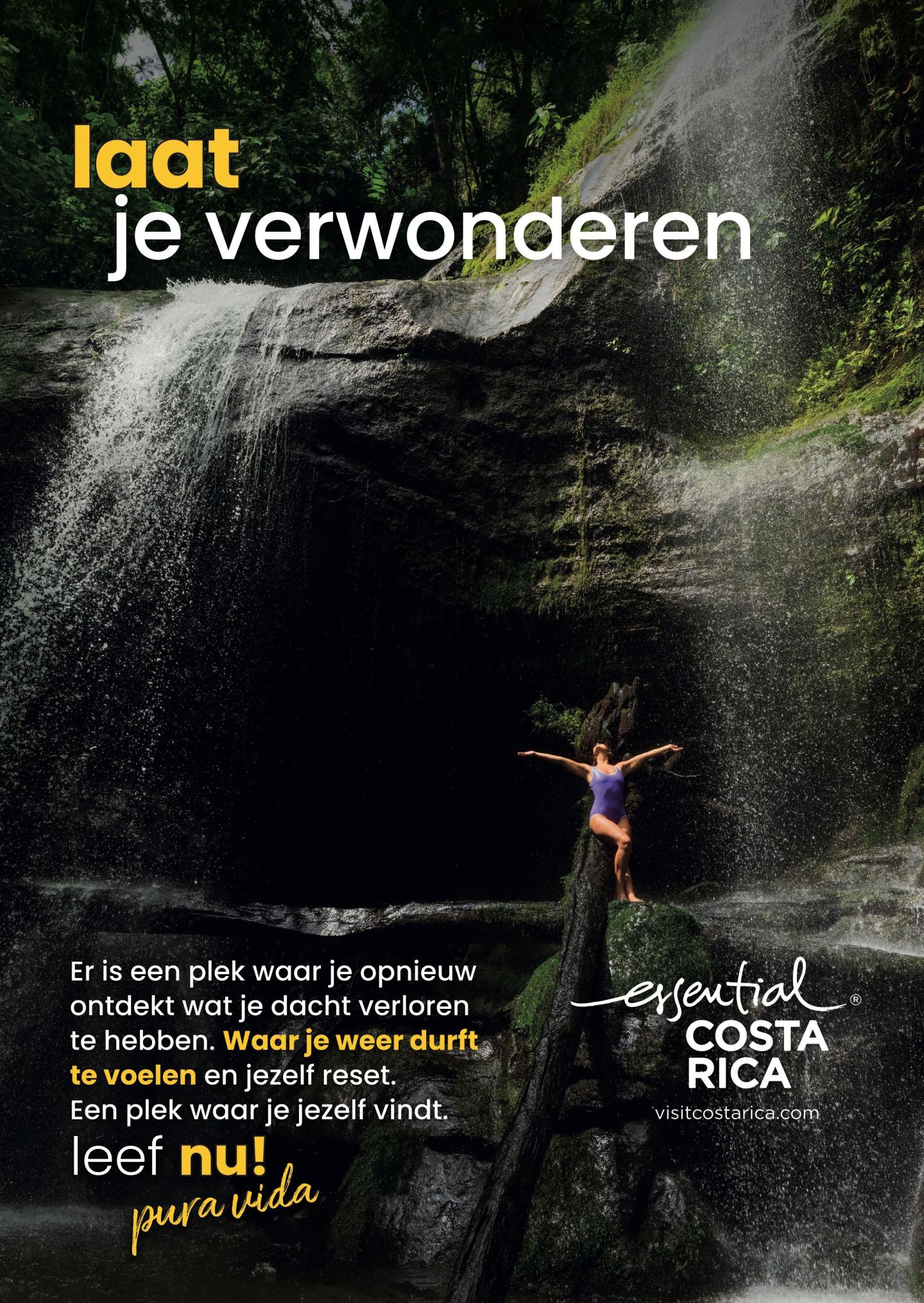 Publicité avec une photo d'une cascade dans une forêt tropicale luxuriante ; une personne se tient debout sur un tronc d'arbre devant la cascade, les bras écartés. Titre : « Laissez-vous émerveiller ». Logo : « esencial Costa Rica, visitcostarica.com.