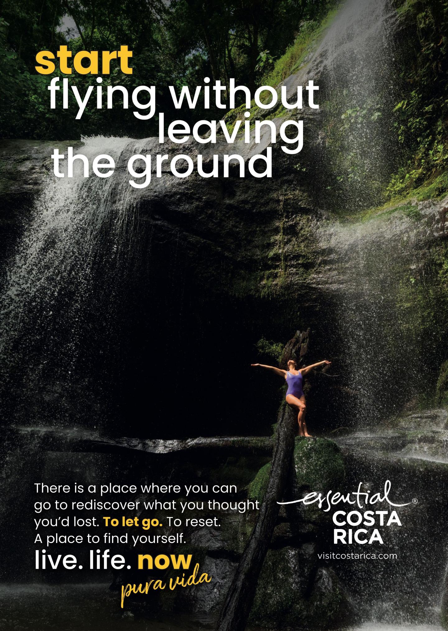 Publicité montrant une cascade dans une forêt tropicale luxuriante ; une personne se tient debout sur un tronc d'arbre devant la cascade, les bras grands ouverts. Titre : « Commencez à voler sans quitter le sol ». Marque : « esencial Costa Rica, visitcostarica.com.