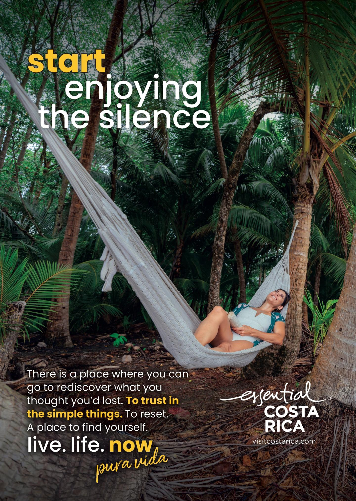 Publicité montrant une femme se détendant dans un hamac au milieu des palmiers, dans un décor tropical. Titre : « Commencez à profiter du silence ». Marque : « esencial Costa Rica, visitcostarica.com.