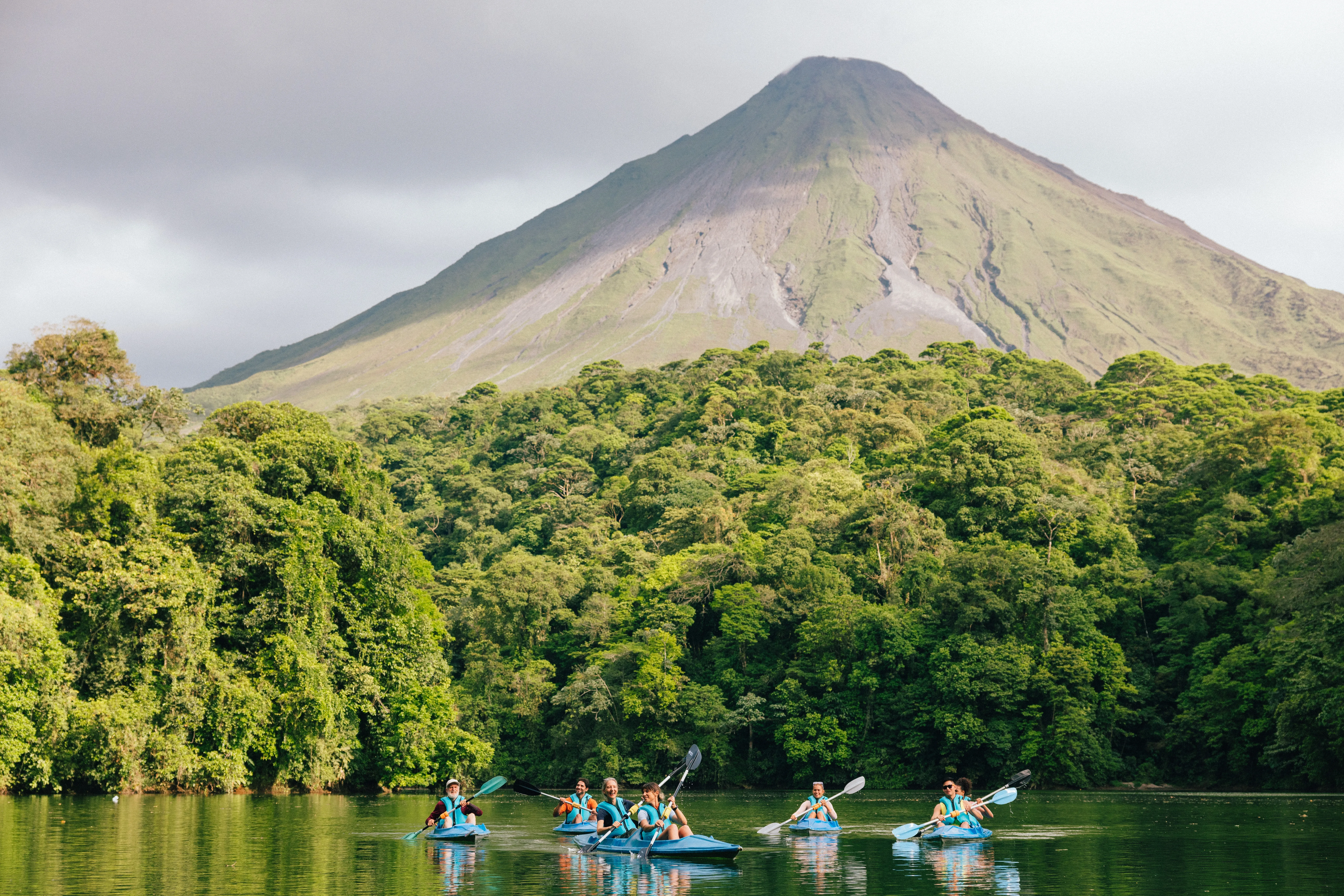 Volcan Arenal, à La Fortuna, avec des kayakistes